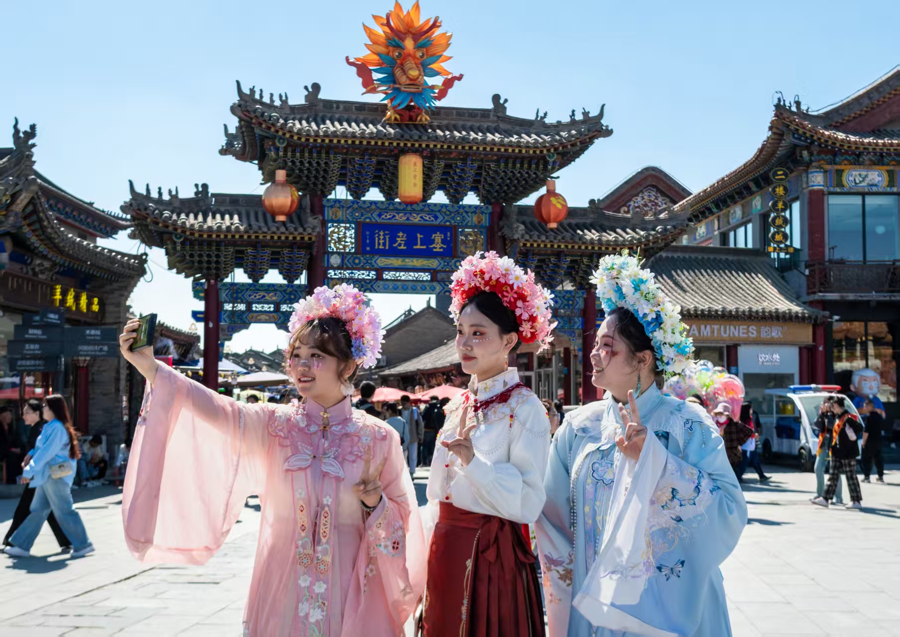 从“打卡”到“入戏”：当旅游遇上传统文化