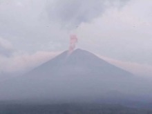 印尼两座火山喷发 火山灰柱最高达1000米
