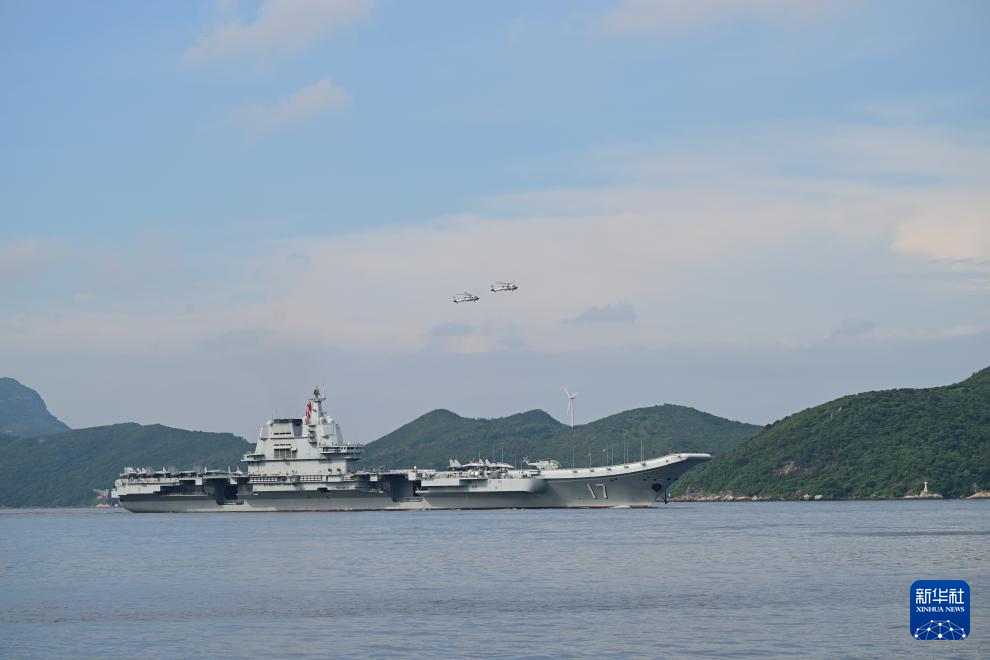 中国海军山东舰航母编队抵达香港