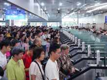 暑期跨境游热度飙升 拱北口岸迎来客流高峰