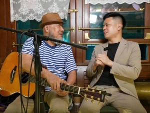 大连网红深情演唱 向台湾同胞发出诚挚邀请