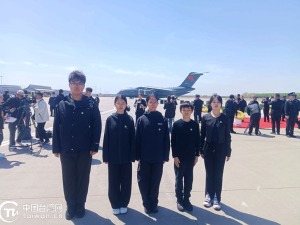 沈阳台胞学生参加第十三批在韩志愿军烈士遗骸迎回安葬仪式