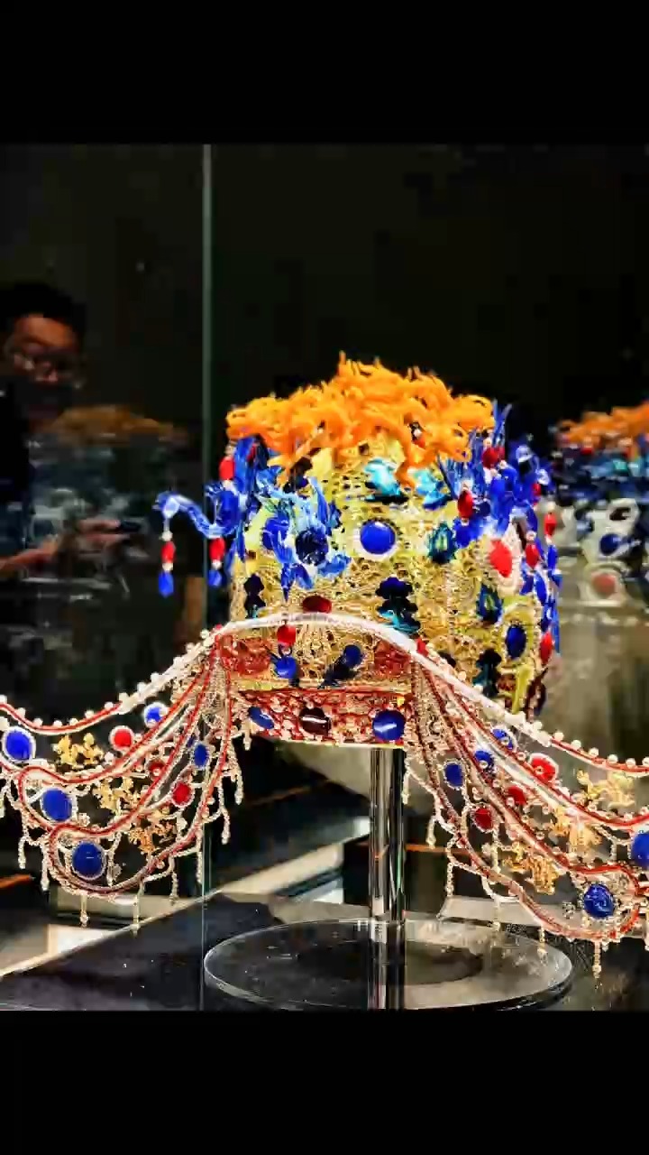 琉璃凤冠成艺术展“顶流” 这届年轻人的潮流有点酷→