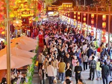 潮流夜市出圈、汽车销量提升 “五一”假期市场持续焕发新活力