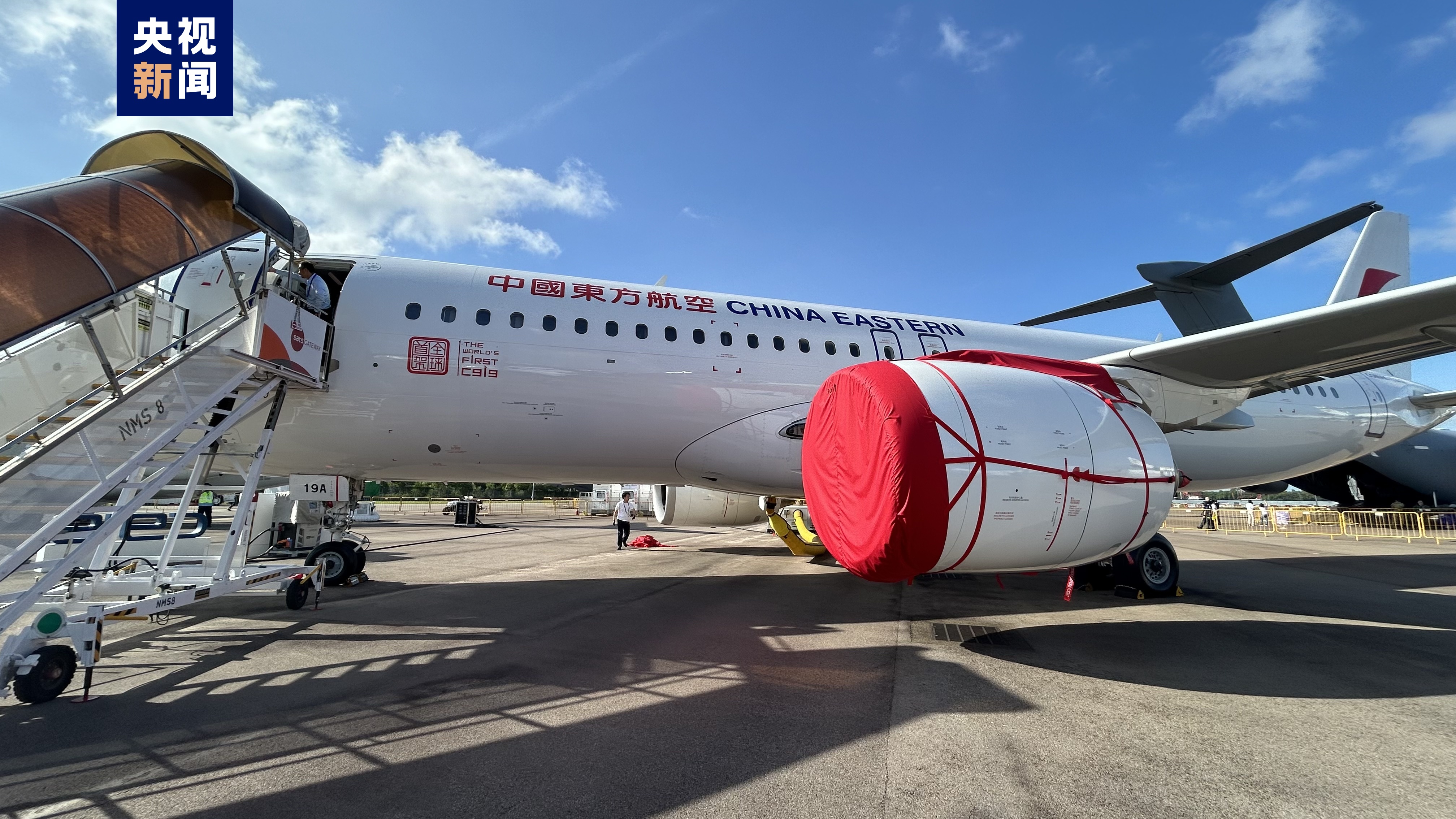 国产商用飞机C919和ARJ21首次亮相新加坡航展