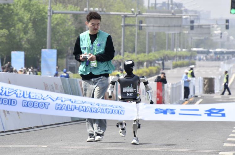 向“智”！中国机器人“跑”起来