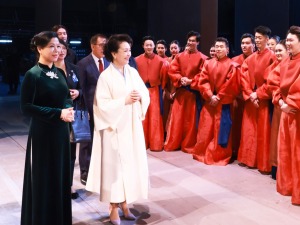 彭丽媛同越共中央总书记、国家主席夫人吴芳璃参观中国国家大剧院