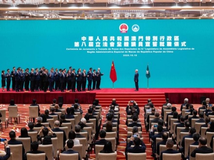 澳门特区第八届立法会议员宣誓就职　张永春当选立法会主席