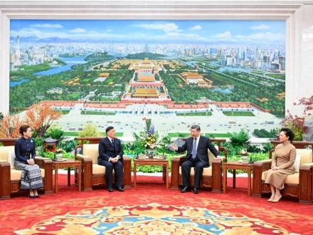 习近平会见泰国国王哇集拉隆功