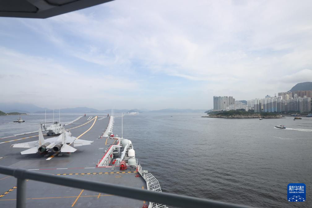 中国海军山东舰航母编队抵达香港