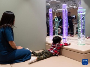 在嘈杂航站楼，为“迟到的旅行”亮起一盏灯