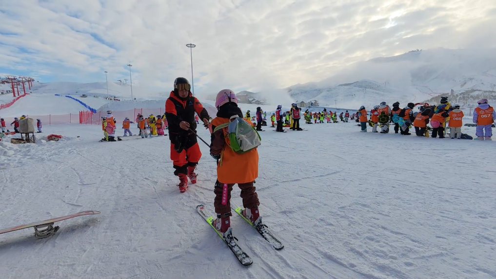 新疆阿勒泰“雪假”首日 听听孩子们感受如何