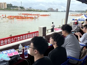 观龙舟 裹香粽 赛篮球 台湾青年珠海感受浓情端午