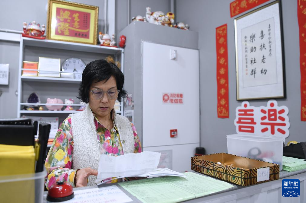 “感动香江”的单亲母亲和她的“朋友仔”
