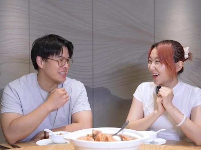 台湾自媒体博主学做排骨藕汤 品味荆楚美食文化