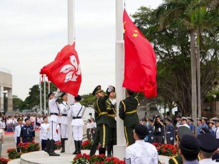 香港举行五四升旗礼纪念红军长征胜利90周年