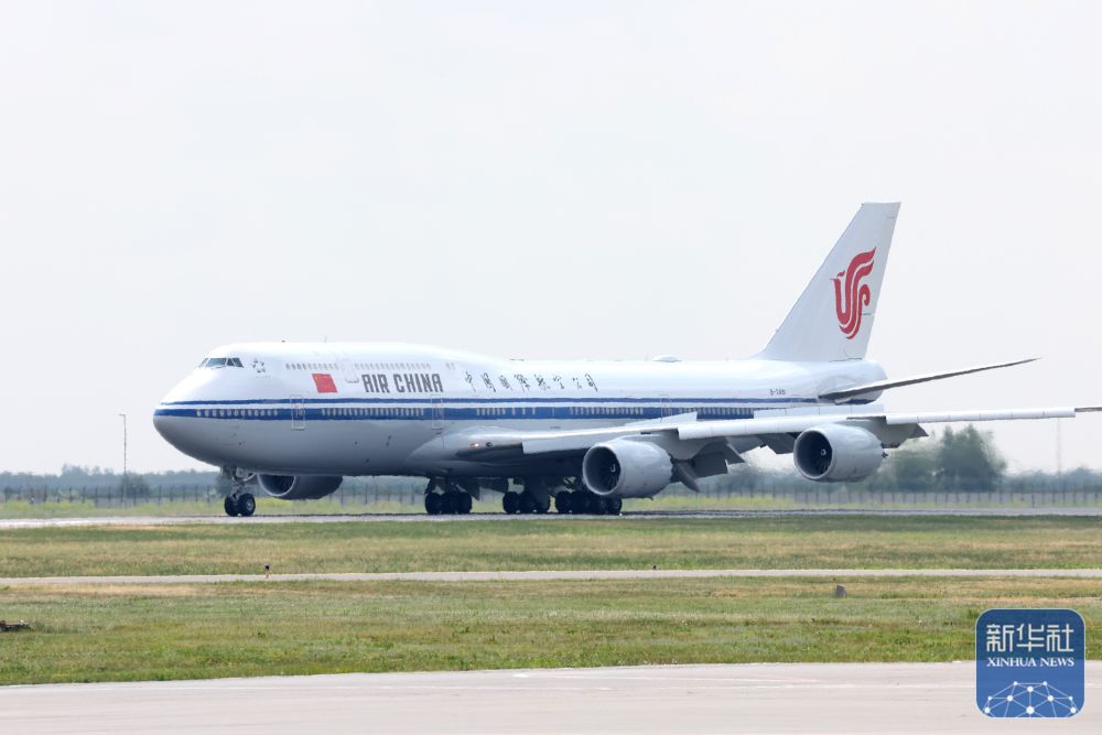 高清大图丨习近平抵达阿斯塔纳 受到热烈欢迎