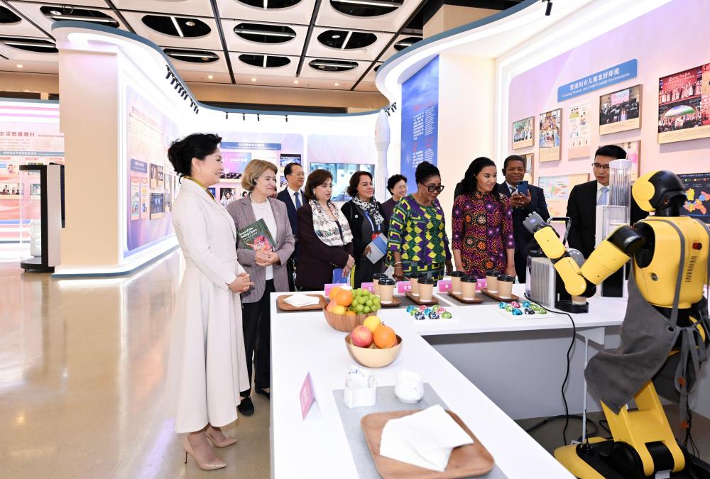 彭丽媛出席全球妇女峰会配套活动“数智赋能妇女和女童成果展”
