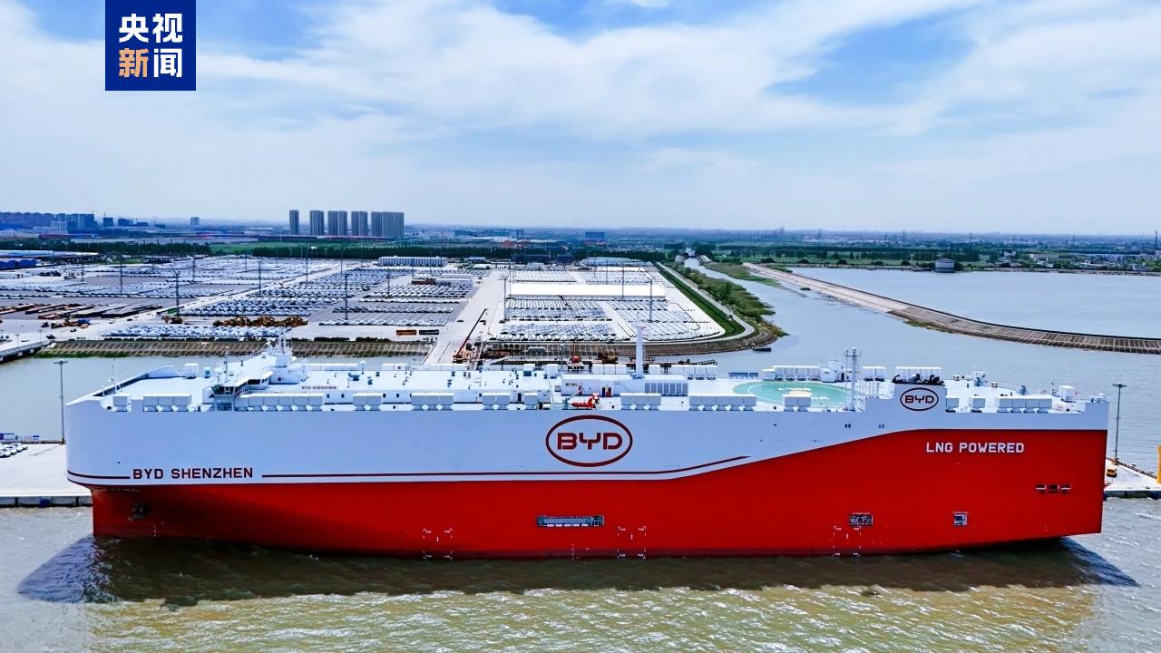 “深圳号”启程 全球装载量最大运输船苏州港首航