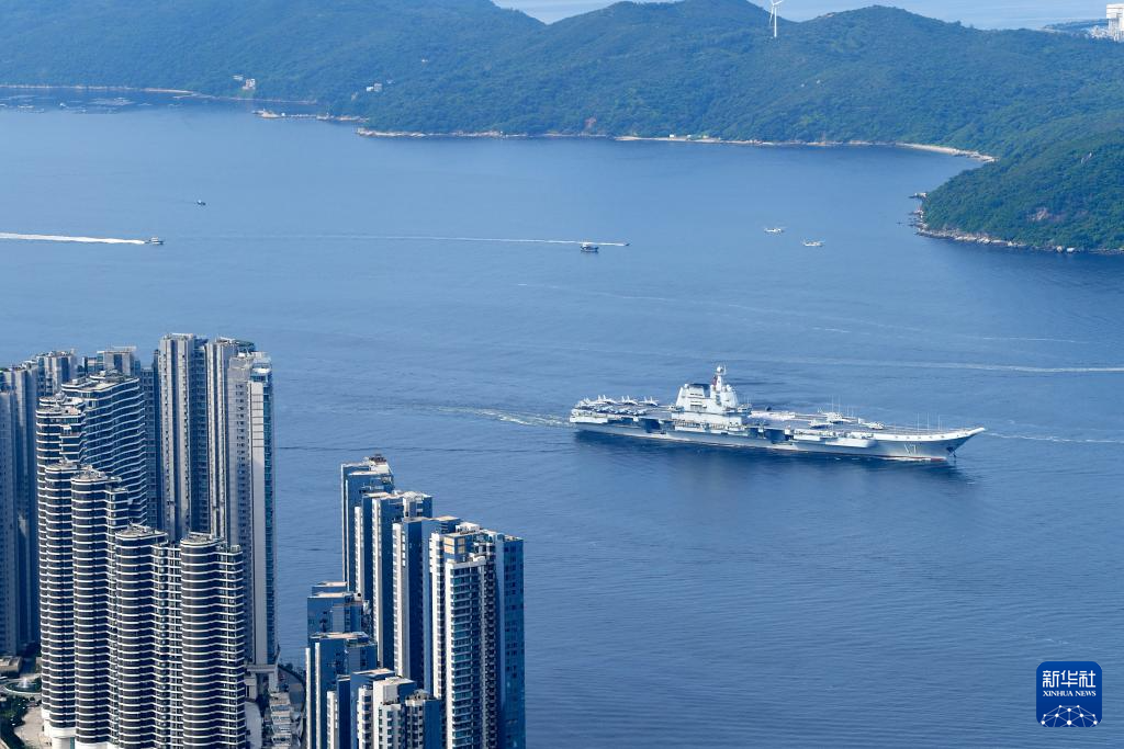 中国海军山东舰航母编队抵达香港