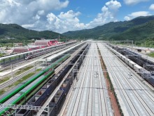 免签通关更便利 中老铁路签发首枚贴纸式临时入境许可
