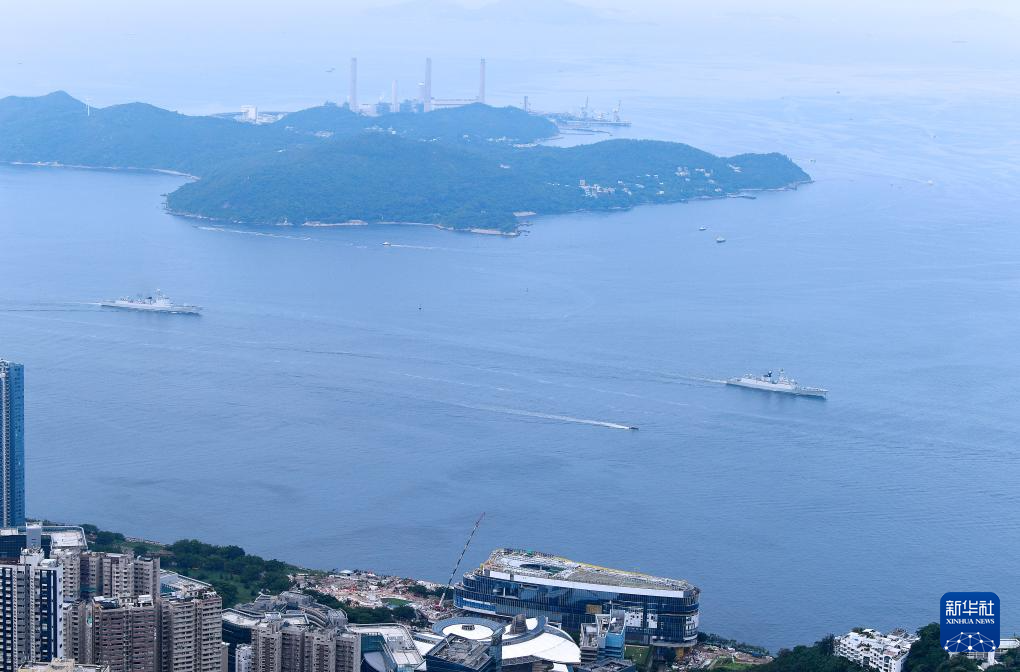 中国海军山东舰航母编队抵达香港