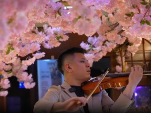 台湾青年在有轨电车上演精彩音乐秀