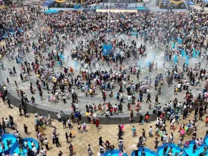 瞰耿马：万人泼水送祝福 共迎傣历1388年