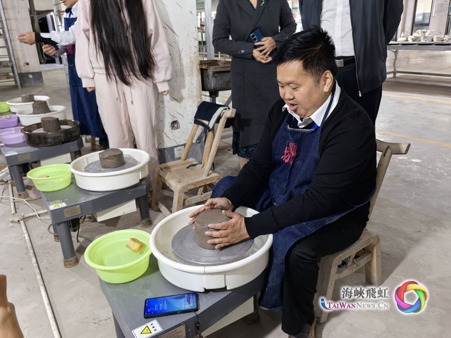 执着追求天青色的梦想——“中国式现代化发展看河南”两岸媒体联合采访团走近汝瓷_fororder_图7