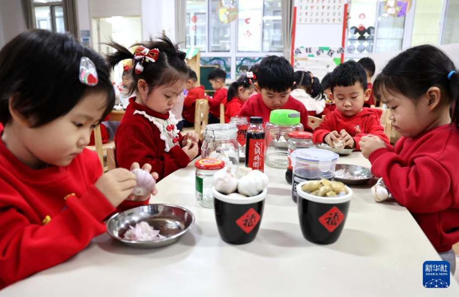 1月17日，山東省濱州市濱城區(qū)清怡幼教集團第十一實驗幼兒園的孩子們在學習制作臘八蒜。?新華社發(fā)（初寶瑞 攝）