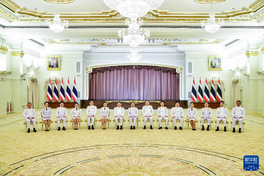泰国新内阁成员宣誓就职