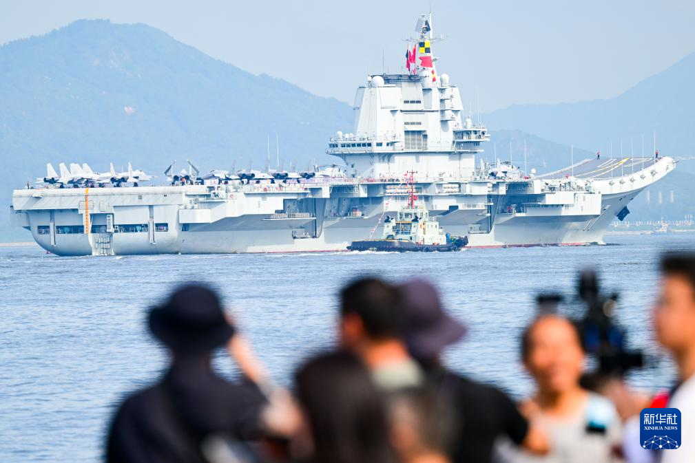 中国海军山东舰航母编队抵达香港