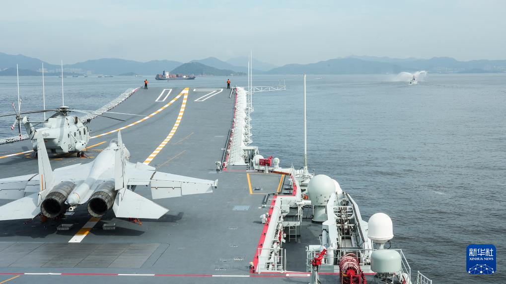 中国海军山东舰航母编队抵达香港