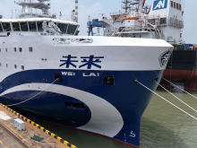 国内首艘深远海绿色智能技术试验船“未来”号完成命名交付
