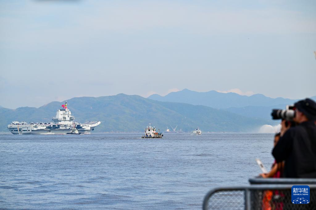 中国海军山东舰航母编队抵达香港