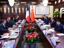 王毅同法国总统外事顾问博纳会谈