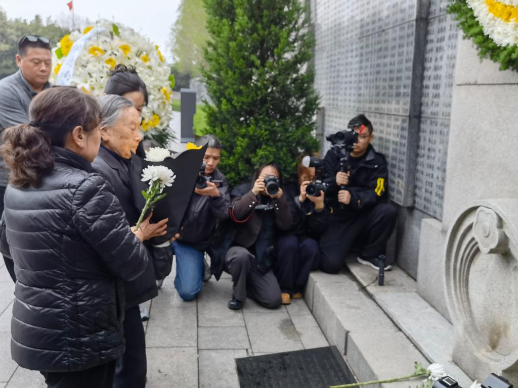 南京大屠杀死难者遗属举行清明祭 幸存者仅剩21人