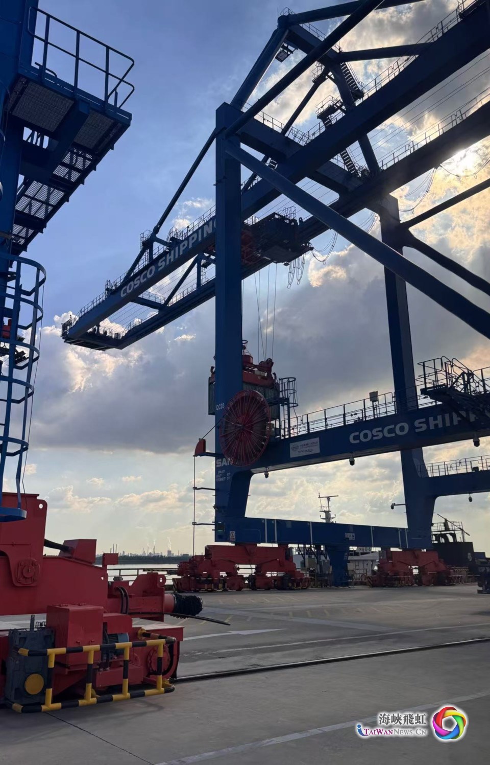 台湾青年走进武汉阳逻港 感受“黄金枢纽”速度_fororder_图2