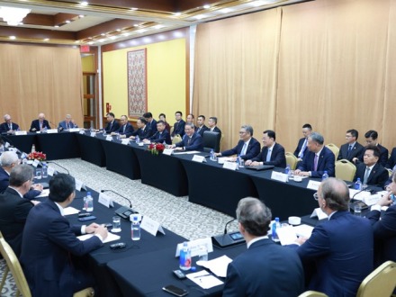 李强同美国友好团体座谈