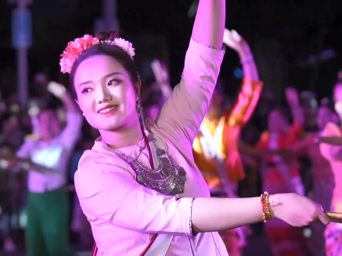 台湾网红体验耿马泼水节非遗花车夜游  感受傣历1388年璀璨之夜