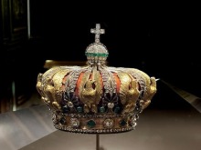 法国卢浮宫：抢劫受损的欧仁妮皇冠具备整体修复条件