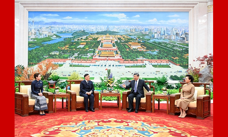 习近平会见泰国国王哇集拉隆功