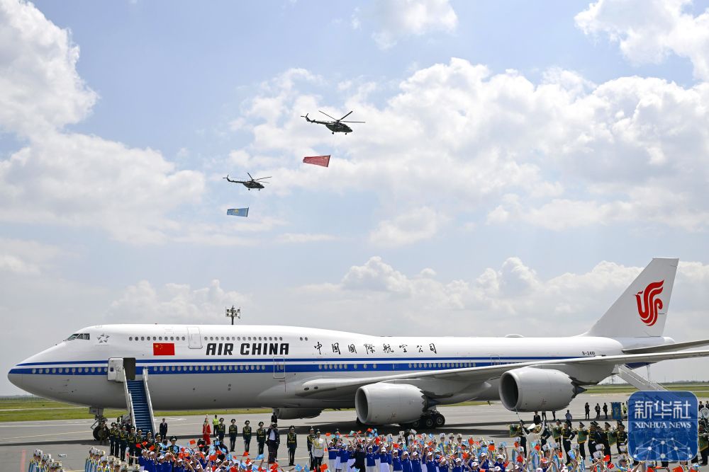 高清大图丨习近平抵达阿斯塔纳 受到热烈欢迎