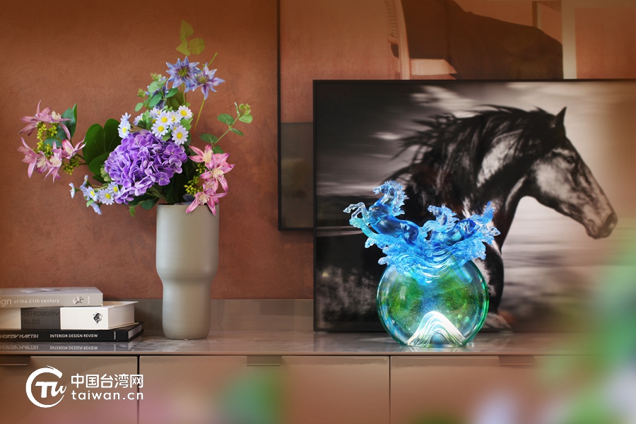 四十载艺术积累 非遗传承人杨惠姗琉璃马新作在沪全球首发