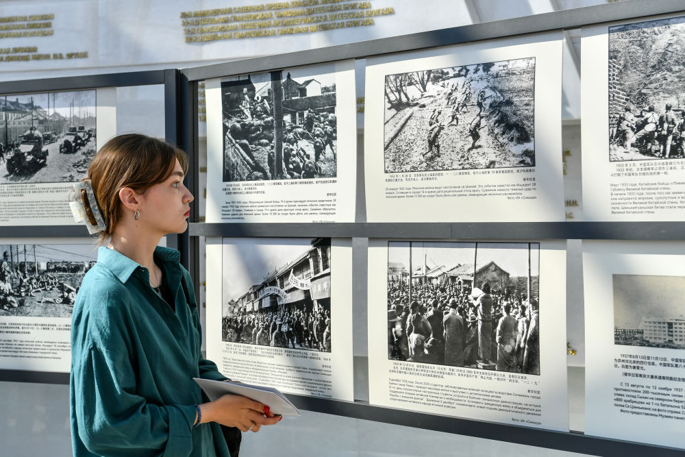 “铭记历史　开创未来”——纪念抗战胜利80周年图片展在明斯克开幕