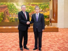 赵乐际会见美国国会参议员代表团