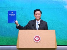 李家超：香港首个五年规划采用蓝色封面 代表开放、进步、稳重