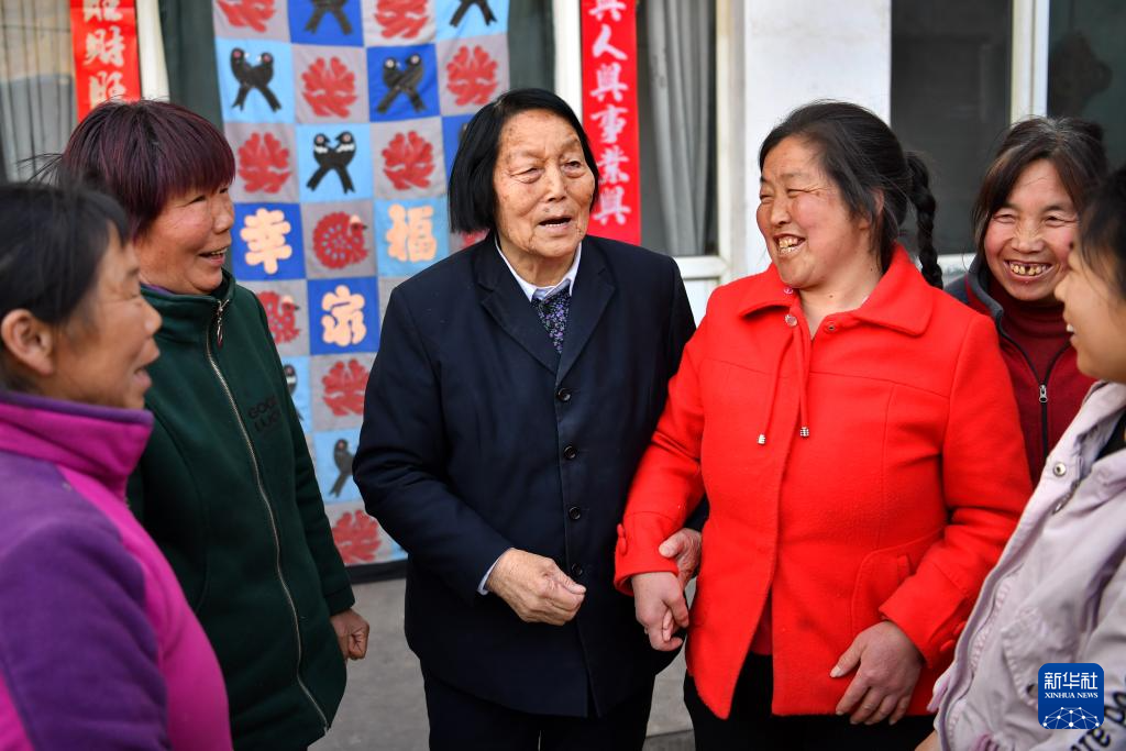 新华社政论｜携手为人类命运共同体撑起辽远发展天空——写在全球妇女峰会即将在北京举行之际