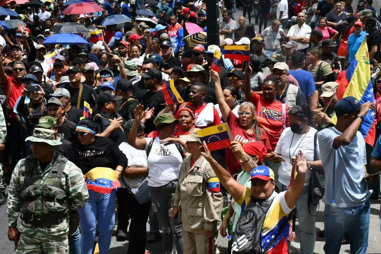 委内瑞拉举行“主权与和平”大游行 抗议美国军事威胁