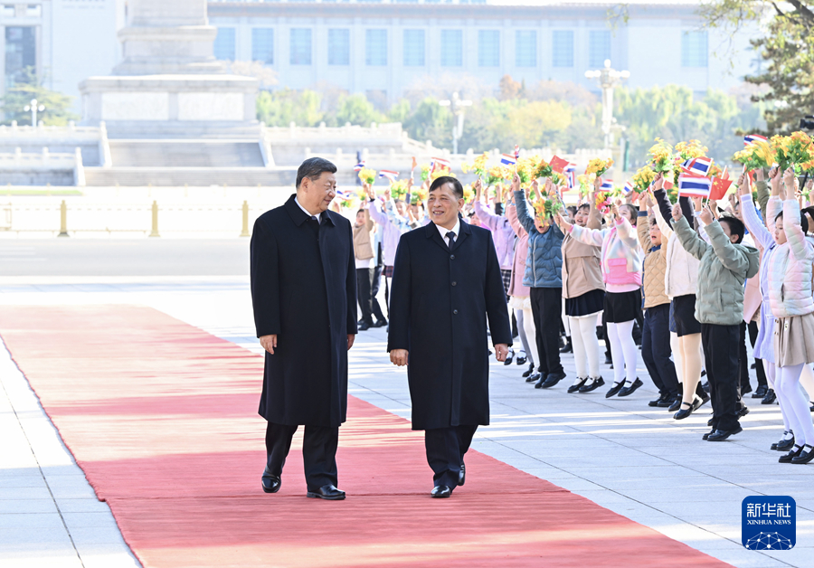 习近平会见泰国国王哇集拉隆功